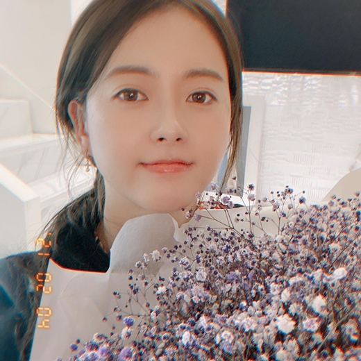 Actor Go Ah-ra reveals still doll-like Beautiful looksGo Ah-ra posted a picture on his Instagram on the 4th with a warm article # 2021 # 4 # 202124 # Always # # sick # # healthy.In the photo, there is a picture of Go Ah-ra holding a bouquet in his arms. Go Ah-ras beautiful look, which shines more than flowers, attracts attention.On the other hand, Go Ah-ra appeared in KBS 2TV drama Dodo Solar Sol which last year and received a lot of love.