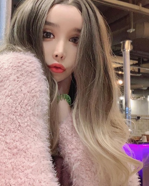 Broadcaster Harisu flaunts unrealistic Beautiful looksHarisu wrote on his Instagram on the 4th, Today 5:00pm dinner time and posted three photos.In the photo, Harisu stared at the camera with her chin on. She made a dreamy feel with a two-tone hairstyle.It looks like a Barbie doll, Its young, and Its a living doll.Meanwhile, Harisu has recently appeared on cable channel MBC Everlon Video Star and comprehensive channel MBN Boystrot.