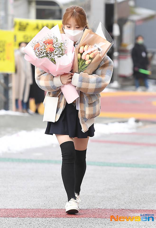 Girl group Loona Aftershocks has a photo time attending a graduation ceremony at the Stoneman Douglas High School shooting (hereinafter referred to as the Scrooge) in Gungdong, Guro-gu, Seoul, on February 5.