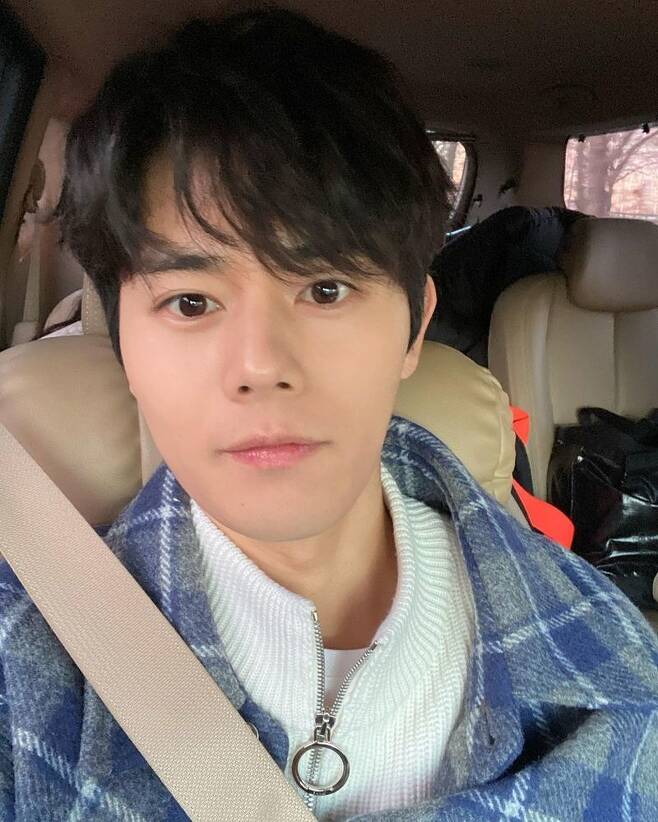 Singer and actor Kim Dong-jun boasted of the still Han Ga-in Similiar visual.Kim Dong-jun uploaded a picture to his instagram on February 4 with the phrase Mattan Square at 9 pm today.Kim Dong-jun in the photo shows off her warmth in a checkered coat; Kim Dong-jun also snipped her woman with a distinct eye for pale makeup.The netizens who saw this responded such as I have to see both Maman, Simple Station and It is too handsome.