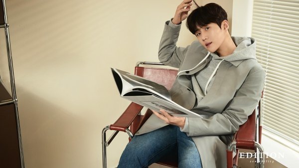 Salt Entertainment, a subsidiary company, released a new picture on the 5th with the news that the clothing brand Edition Sensors Billy selected Actor Kim Seon-ho as Brand Model for the 2021 S/S season.In addition, Kim Seon-ho has created a sensual spring look by matching items that can be used as a male spring daily look such as jacket, sweatshirt, slacks, and denim through the picture.He has a simple design and a neat silhouette, and boasts an edition sensor mobility and a breathtaking breath that presents a modern concept.