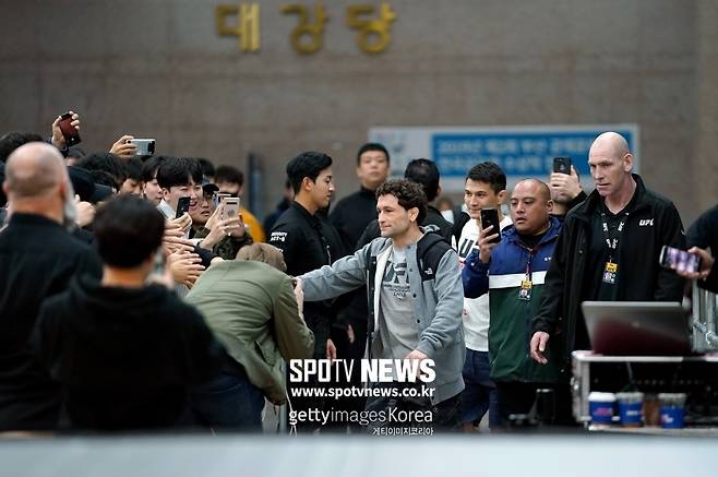 ▲ 2019년 12월 한국 팬들의 환대에 기뻐하며 공개 훈련장으로 향하는 프랭키 에드가.