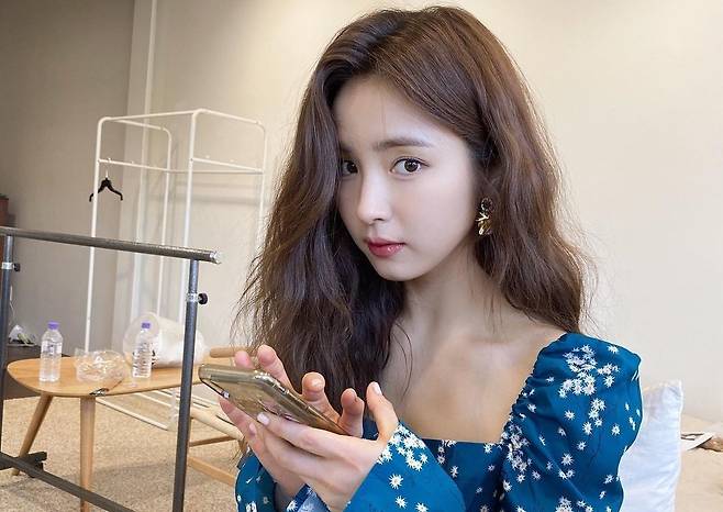 Actor Shin Se-kyung showed off his Elegance charm.On the 5th, Shin Se-kyung posted two photos on his Instagram with a short article called #runon goodbye.Inside the picture is a picture of Shin Se-kyung, who touched his smartphone and turned his attention to the camera.The top and rich wave hair, which revealed the shoulder line, doubled the charm of the simple and elegant Shin Se-kyung.Shin Se-kyung also attracted attention by showing a smile in front of the sea as if revealing the heart of the drama End.Choi Soo-young expressed his affection for the appearance of Shin Se-kyung, saying, Oh miju ...On the other hand, Shin Se-kyung appeared as Oh miju in JTBC Run On which was ending on the 4th.