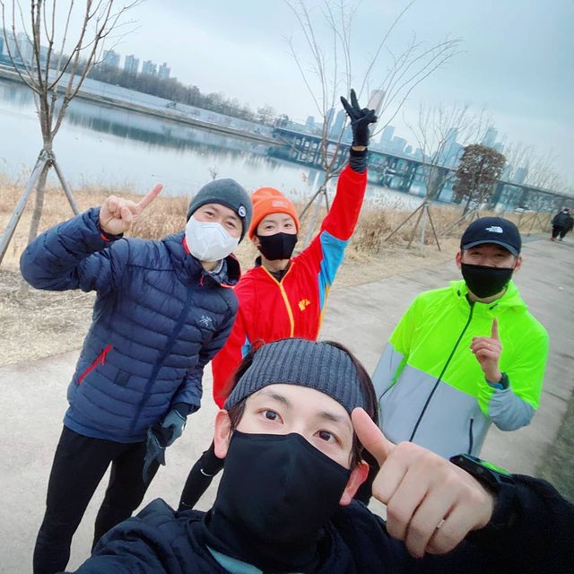 Actor Lee Si-young has set out for dawn running with Sean, Lee Young-pyo and Siwan.Lee Si-young posted several photos on his Instagram on the 6th, along with an article entitled 12km Sean brother, Youngpyo brother, and a good running siwanido today.Sean also released his own SNS on the day, Crewe Learning Lightly 12km Siyoung follows the last 4 minutes 49 seconds pace, and the running crew #Lee Si-young # Siwan #Sean #Lee Young-pyo and the authentication shot.In the photo, Sean, Lee Young-pyo, Lee Si-young, and Siwan gathered together at the dawn of the weekend and went on a 12km run.Lee Si-young has appeared on MBC Point of Positive Intervention and has formed a running crewe with Sean, Lee Young-pyo and Cho Won-hee.This time, weve been together as far as Siwan, hinting at joining a new Crewe member.Lee Si-young Instagram
