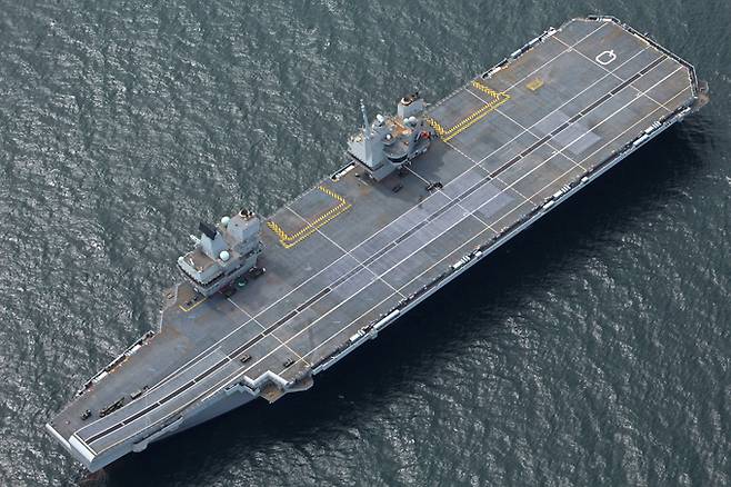영국 해군 항모 퀸 엘리자베스2세호의 모습. F-35B를 운용하며, 해군 경항모에도 일부 영향을 미쳤다. 세계일보 자료사진