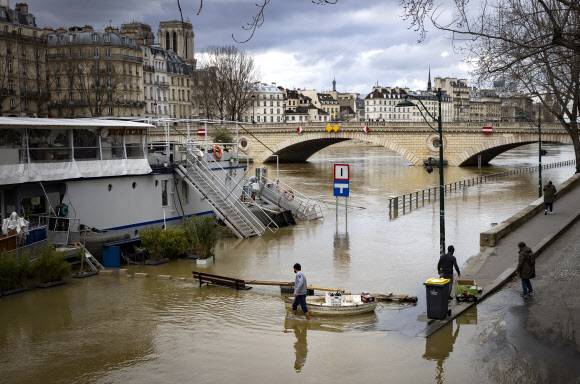 5일(현지시간) 프랑스 집중 호우로 파리의 센 강이 범람해 주변 도로가 물에 잠겨있다.EPA 연합뉴스