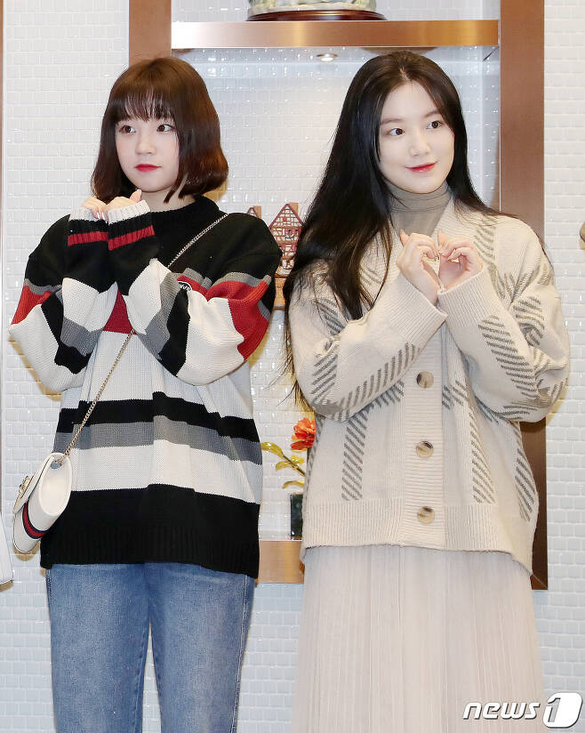 Seoul=) = (G) I-DLE Song Yuqi and Yeh Shu Hua (right) pose for a fan signing at a cafe in Seoul Gangnam District on Friday afternoon.2021.2.7
