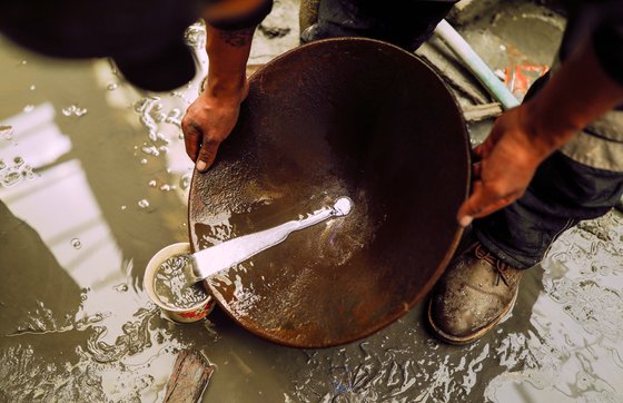 페루의 한 광부가 금을 채취하는 모습. 로이터=연합뉴스