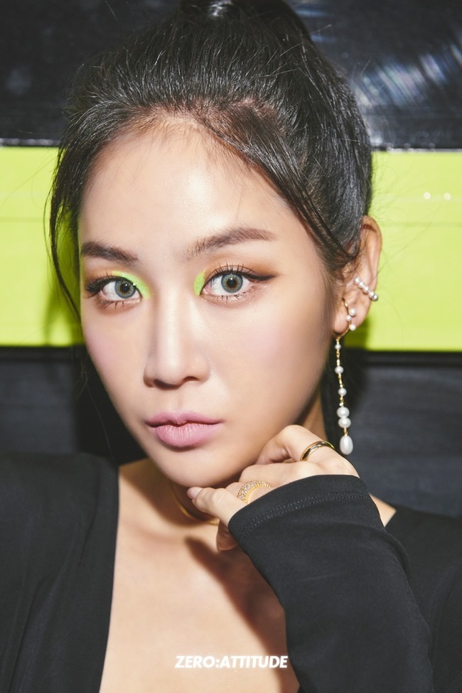 Soyou has been the second runner in the concept photo of ZERO:ATTITUDE.Starship Entertainment (hereinafter Starship) released a concept photo of the new song Zero:ATTITUDE of the Pepsi 2021 KPOP Campaign through its official SNS on February 6.Soyou in the public photo showed off the chic eyes with a style that matches Leather Pants in an intense RED lip, and the admiration of the viewers with the peak visuals.In another photo, she completely digested her high-tight ponytail hair, bold accessories, and neon makeup, and boasted the irreplaceable Soyous girl crush charm, leading to an explosive response from fans.Meanwhile, the Pepsi 2021 KPOP Campaign, which Pepsi and Starship will introduce, is a project in which various genres of K-POP The Artists present new music to each concept.Previously, The Artists with different colors such as VIXX Ravi, girlfriend Galaxy, Ong Sung Woo, VIXX Hongbin and Monster X, Rain and Soyou, Zico and Kang Daniel, CIX Bae Jin Young and WEi Kim Yohan have collaborated and gathered topics.Soyou, the global idol IZ*ONE (Aizwon) and rapper pH-1 will be released through various music sites at 6 pm on the 15th, a new song ZERO:ATTITUDE of the Pepsi 2021 KPOP Campaign.(Photo Provision = Starship