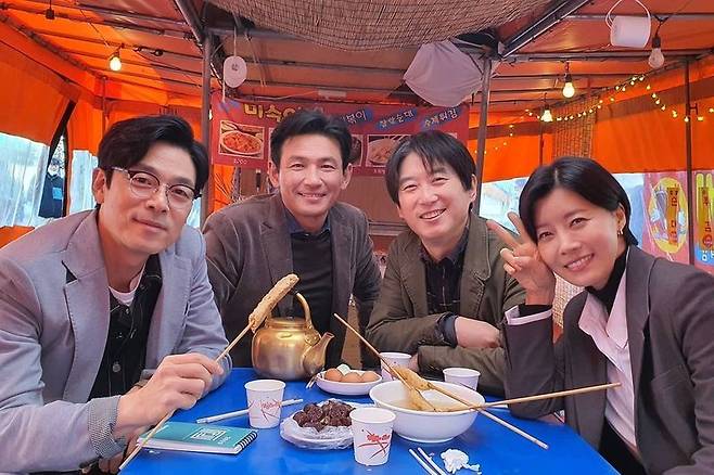 Yoo Sun has expressed his feelings for the end of the JTBC gilt drama The Hershey Company.Actor Yoo Sun wrote on his instagram on February 7, Finally the drama The Hershey Company is over!The wonderful seniors who have been the model every moment .. The juniors who showed the best in their best efforts .. It was a very grateful time that I felt and felt a lot in the field of passion. I am deeply grateful to the staff who have been the best team in the hard times and the cold weather, and the viewers who have been cheering and cheering until the end.Also, Yoo Sun said, And thank you again for your affection and support for Yang Cap, and now you have another farewell: Hi, Korea. Hi, The Hershey Company.Hi, Yang Cap, he added.