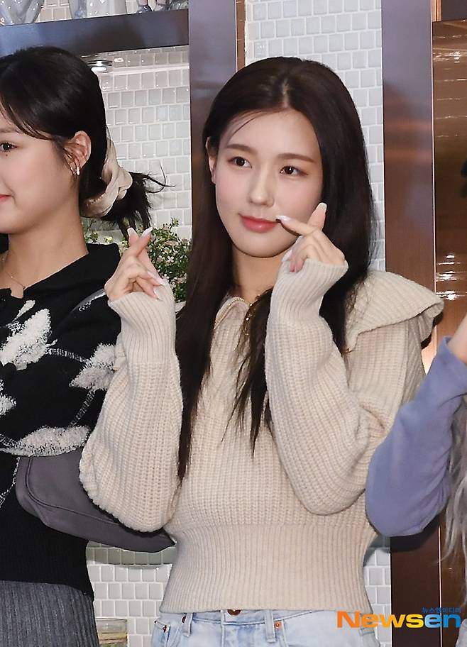 Girl group (G)I-DLE (Mi-yeon, Minnie, Soo-jin, Soyeon, Ugi, Shuhwa) poses at a video call fan signing ceremony to commemorate the release of I Burn (I Burn) at a cafe in Gangnam-gu, Seoul on the afternoon of February 7.