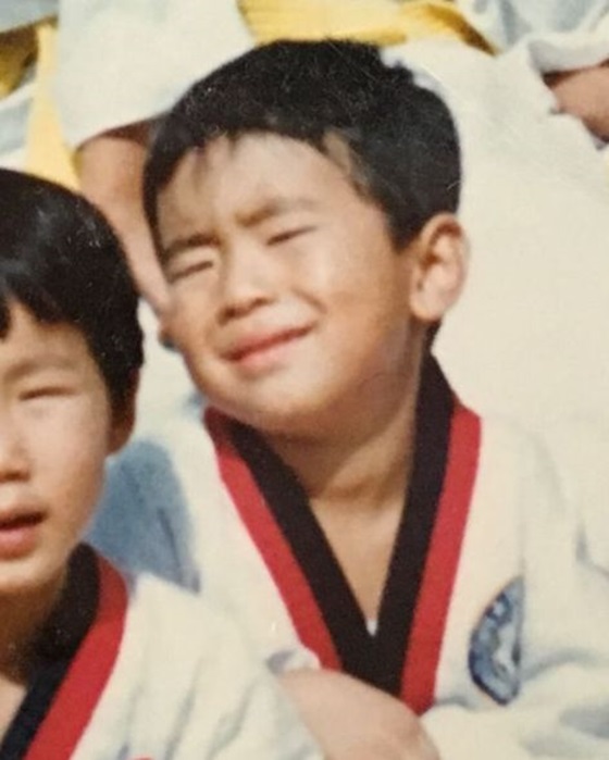 Actor Lee Si-eon has caught the eye by revealing his childhood.Lee Si-eon released a picture on his 6th day with his article Have a good weekend through his instagram.The photo shows Lee Si-eon, who is wearing a Taekwondo suit and making a cute face, as a child.Lee Si-eon wrote, Taekwon sonyeon Erniewa Master Kim.When the Leeds hashtag, and gagwoman Park Na-rae commented, Oh good, thats good. Actor Jean Seon-yeon also wrote, Little Poetry.He responded hotly.Meanwhile, Lee Si-eon got off the MBC entertainment program I Live Alone last year and recently announced the news of SBS new gilt drama Pent House Season 2 special appearance.