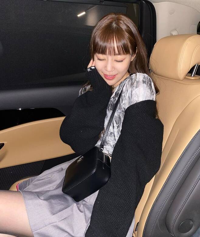 Heo Young from group KARA showed off her beautiful looks.Heo Young posted several photos on his instagram on February 8 with an article entitled These days.The photo shows Heo Young sitting in the car and making various facial expressions toward the camera.The slim figure and the watery beautiful look completed the lovely visuals, which thrilled the fans hearts.The fans who commented on it, such as It is so beautiful, Latte art world season is John Burr and Beautiful looks.Meanwhile, Heo Young made his debut as KARA in 2014.Currently, he is appearing on Dong-A TV These Days and has recently played in SBS Special My Fantasy and web entertainment Latte art world.