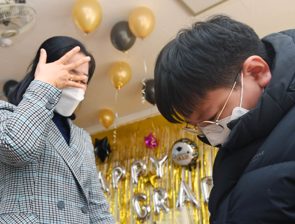 우도분교 마지막 졸업식이 열린 지난 5일 송민정 분교장과 곽경현군이 눈물을 흘리며 아쉬워하고 있다.