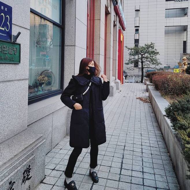 Actor Lee Si-young showed off her beautiful beautyFebruary 9th day Lee Si-young posted several photos on her Instagram account.Lee Si-young in the photo showed a lovely charm by wearing a coat that stands out as a ruffle cara. Lee Si-young boasts a doll-like figure through a frontal photo.His extraordinary fashion and the female aura draw attention.Meanwhile, Lee Si-young starred in the Netflix original series Sweet Home as Seo Kyung.Sweet Home is a bizarre and shocking story that a reclusive lonely high school student, Hyun-soo, experiences in an apartment where he lost his family and moved.He appeared on MBC entertainment Point of omniscient meddling broadcasted on January 9th day and attracted attention by revealing the daily life of National Representative day.Lee Si-young will appear on KBS Joy Selub Beauty 3 scheduled to be broadcast on February 10th.