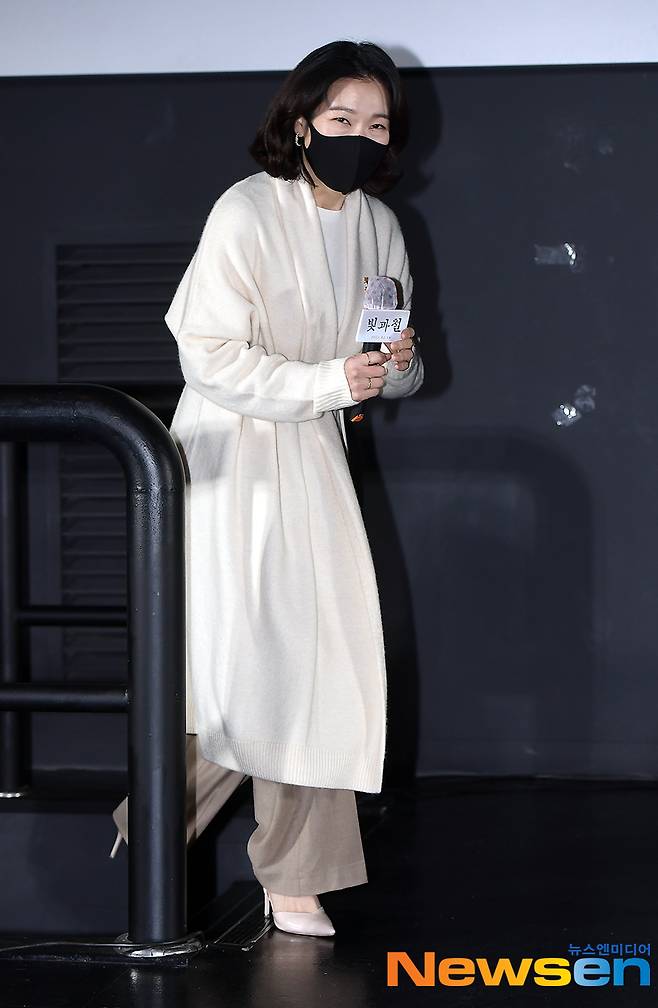 Actor Yum Hye-ran greets the stage after screening the media distribution premiere of the film Light and Iron (director Bae Jong-dae) held at the entrance of Lotte Cinema Counter in Gwangjin-gu, Seoul, on the afternoon of February 9.The film Light and Iron (director Bae Jong-dae) is a work about two women who became entangled in their husbands traffic accidents and the secret stories surrounding them. Yum Hye-ran, the leading actor at Jeonju International Film Festival, won the Actor Award and received overwhelming acclaim and attention from the media and critics.