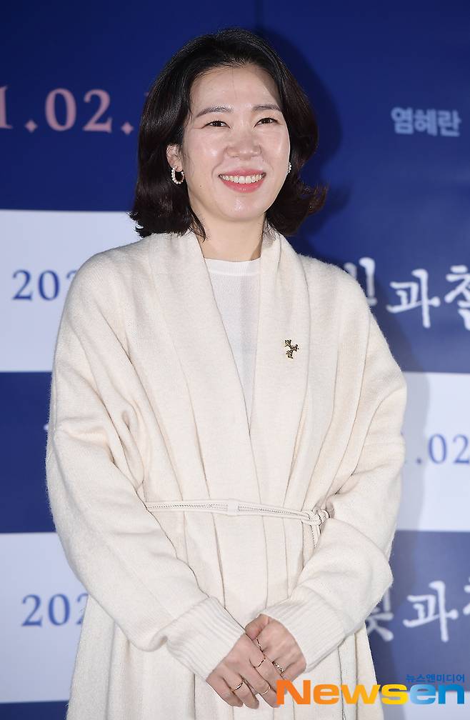 Actor Yum Hye-ran greets the stage after screening the media distribution premiere of the film Light and Iron (director Bae Jong-dae) held at the entrance of Lotte Cinema Counter in Gwangjin-gu, Seoul, on the afternoon of February 9.The film Light and Iron (director Bae Jong-dae) is a work about two women who became entangled in their husbands traffic accidents and the secret stories surrounding them. Yum Hye-ran, the leading actor at Jeonju International Film Festival, won the Actor Award and received overwhelming acclaim and attention from the media and critics.