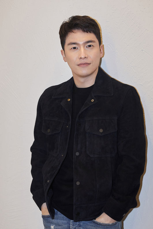 Actor Lee Jae-won looked back at the actors who played with the impression that he finished Iron ChefQueen consort and his own Acting life.Lee Jae-won participated in the TVN Iron ChefQueen consort final video interview on the afternoon of the 9th.Lee Jae-won played the role of Hong-hee, a strong helper by Friend during the Ganghwado period of Kim Jung-hyun in the Iron ChefQueen consort.Lee Jae-won said, Thank you for giving more love than expected in both drama and red feeling.Lee Jae-won challenged the first historical drama; Lee Jae-won said, It was the first historical drama.If it was an orthodox historical drama, it would have been burdensome to approach, but it was a comic historical drama and a lot of young actors came out and I was able to shoot fun. Lee Jae-won earned the nickname God Maker by creating a number of scenes that were filled with red star, Lee Jae-won said, Thats a superpower.God is what the bishop makes, and I add spice to it. I tried to make interesting scenes. Lee Jae-won, who has always been a pleasant and pleasant character, commented on the comic image, Youth Record and Iron ChefQueen Concert were also roles for the atmosphere ventilation.But if you look at it a little bit, they are completely different. The youth record may look funny, but they are serious people themselves.I believed that the two Characters would be different because I was seriously Acting. I do not worry that the image will harden. To act on the Hong-hee feeling, Lee Jae-won talked fiercely with the artist.He said, At the beginning of the drama, I did not understand the redness, so I talked with the artist for about 40 minutes.He asked me to act with this feeling, I have to save Europe, but I have to do it. It was difficult and ambiguous.I am a character who is not biased toward any power and has a strong narcissism. I was trying to express a character who is working hard because I have an attachment to Europe. I did not forget to praise Kim Jung-hyun and Shin Hye-sun who worked together.Lee Jae-won said: Kim Jung-hyun had a wide spectrum of acceptable ideas, despite being an idea-rich and young actor.I thought that the spectrum that the iron bell can act is not wide, but I thought it was a friend who had a lot of learning to accept the situation of me and Yeonpyeong. For Lee Jae-won, Shin Hye-sun is a trustworthy actor.Lee Jae-won said, When I was working on this work, I heard that Shin Hye-sun was a character of difficult use and participated with faith.Shin Hye-sun expected to draw such a character fun but did better than I thought.Its amazing to see you act on the spot, its a really good actor, he praised.Lee Jae-won, who has entered the 14th year of Actor life, has made his determination to walk the path given his best.Lee Jae-won said: I knew Id been in Acting for 13 years, Actor felt anxious and chased because the six months ahead were an unpredictable job.I have been doing my best to catch my center without losing my dream to do even in an uneasy situation.What I felt while continuing to act is not thought of as a big category of Acting, but only the roles and given scenes in front.Ive been doing dramas lately and I dont have many jobs to communicate and talk to people I see doing, and Im grateful and thinking that I can do such a job.