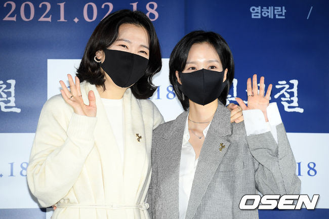 On the afternoon of the 9th, a media preview and stage greeting event for the movie Light and Iron (director Bae Jong-dae) was held at the entrance of Lotte Cinema Counter in Gwangjin-gu, Seoul.Actor Yum Hye-ran, Kim Si-eun pose