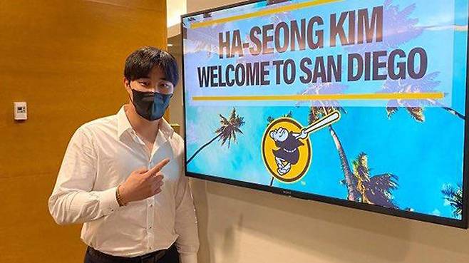 최대 5년, 424억 원 '대박 계약서'에 사인. 아직은 실감 나지 않는단다. (사진=샌디에이고 구단 공식 트위터 캡처)