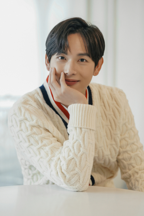 Siwan is expanding his own territory from idol groups to actors and from human drama to noir and thriller.He has also been recognized for his first romantic comedy and has grown into an actor who is expected to be more.Siwan, who recently met the end of JTBC Run On, conducted a written interview with the star.Run On is a spin-off that tells the story of love and growth of a foreign currency translator, Oh Mi-joo, who has to turn back scenes like James Kyson and Siwan, a short-distance national team that has to run in front of him.Siwan, who had less toxic melodrama than his peer actors, was attracting attention as a romance spin-off that he showed in three years.He was not deliberately avoiding melodrama, but he was fascinated by romantic comedy with Run On.Every time Ive been doing spin-offs I think I like, Ive come across the Spin-offs now, and romantic comedy is almost the first time Ive ever seen a run-on.I think romantic comedy has many good things to offer in the genre itself, and I want to participate as much as possible if I have the opportunity in the future.Siwans first romantic comedy character, James Kyson, is buried in the title of a member of parliament, the son of the top actor, and the younger brother of the golf actress.It is a seemingly insatiable environment, but it has inner pain. It is not easy to express emotions and lacks communication with the world.Siwan has had a lot of trouble about whether James Kyson and Character can empathize with viewers.I told the writer, I think Sun-gum should live in his own world.I also seem to have worked hard to tug-of-war to make the other person embarrassed by the unintended pure question but not to look like a social maladjustment.Ive been careful not to lose your taste.Siwan thinks James Kyson and his actual sync rate is about 70%. The remaining 30% is the part that James Kyson wants to act.I think it takes a lot of courage not to run alone when everyone is running, and if someone asks, Can I do it like James Kyson? then my answer is no.I want to act as if I can show boldness in justice.James Kyson, a character who can feel bored, was able to be special because of his breathing with his opponent Shin Se-kyung.He felt that Shin Se-kyung, who first met at Run On, was a difficult image to approach, but all of these stereotypes were broken as he acted together.Ive tried a lot of things Acting while filming Run On, but Shin Se-kyung has been very good at it.So I was quick to believe that I would take it well, no matter what, and that made me emotionally comfortable, and that was probably well communicated to Drama.Run On started last summer and lasted six months from winter.Siwan said that both actors and crews had a lot of hard work due to the Corona 19 issue, and felt grateful that they could finish shooting safely even in difficult situations.I had a lot of trouble with the crew because it was difficult to get a place, and I was unintentionally tested for Corona twice.In the meantime, I had to make a body and I was working out non-face-to-face, and even if I did not make it perfect, I think it is a really valuable muscle. Although the ratings were low, all the actors and staff who participated in Run On were full of good energy by working on Spin-off in one accord.Siwan also felt their precious minds, and thought that empathizing with viewers was a meaningful experience.I participated in OST directly in the hope that I would remain a small comforting drama for everyone who is having a hard time.Ive always been thirsty because Ive never completely folded my music activities, and Ive always been thirsty for it, he said.Thankfully, I had a good chance to join.Siwan has no plans for singer activity yet, but his goal is to be an Actor who can always cause curiosity.As an actor who can even make romantic comedy with Run On, he wants to hear the public say, What will the next spin-off, the next act?I still think theres an infinite chance of growth, and I want to show you how it always works.
