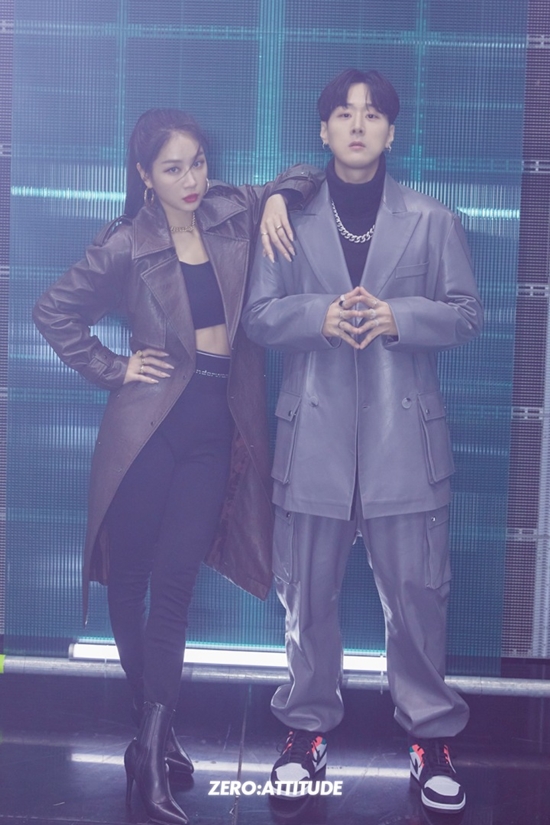 Singer Soyou and Rapper pH-1 have released an extraordinary force.Starship Entertainment (hereinafter Starship) released a new song ZERO:ATTITUDE (Xero:attitude) concept photo of Pepsi 2021 KPOP Campaign through official SNS on the 8th.In the open concept photo, Soyou and pH-1 appear in leather costumes and stare at the camera with charismatic eyes.In particular, the two of them boasted a perfect chemistry with a luxurious yet chic mood, raising expectations for new songs.The Pepsi 2021 KPOP Campaign, which Pepsi and Starship will introduce, is a project in which various genres of K-POP The Artists present new music to each concept.Previously, The Artists with different colors such as VIXX Ravi, girlfriend Galaxy, Ong Sung Woo, VIXX Hongbin and Monster X, Rain and Soyou, Zico and Kang Daniel, CIX Bae Jin Young and WEi Kim Yohan have collaborated and gathered topics.This year, three artists of various charms, including Soyou, the synonym of Cool Sik, IZ*ONE (Aizone), and Rapper pH-1, which is popular with melodic rap, will participate in the Pepsi 2021 KPOP campaign to deliver a message to support new hopes and a wonderful and powerful day for all of us.Meanwhile, the new song ZERO:ATTITUDE from the Pepsi 2021 KPOP Campaign, which includes singer Soyou, global idol IZ*ONE (Aizwon) and Rapper pH-1, will be released on various music sites at 6 p.m. on the 15th.Photo: Starship