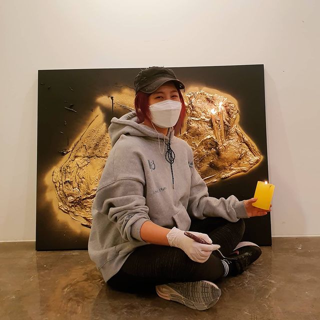 Solbi has told of his recent immersion in the exhibition.On the 9th, Solbi posted a picture on his Instagram.Solbi in the photo is sitting in front of the work in a comfortable costume and smiling.Solbi said, It was also difficult to decorate the Moy Yat work as Hani.In the past, it was my priority to cultivate me, so I used to go to the Department Store first, but now I am going to the flower shop or Hardware store. He said, Sometimes when I look at the mirror, I thought that I am getting older. Now I am getting used to this. I believe that the overlap of glare and simplicity, the light that exists between them,We are going to be happy today, he said.However, I added a hashtag called # Cyworld Resurrection News during preparation for the exhibition # # Going away.Solbi, meanwhile, was invited to the Barcelona International Art Fair in Barcelona, ​​Spain.Next up is Solbi Instagram specialisation.Moy Yats work was also tacky to decorate HaniIn the past, it was my priority to grow me, so I used to go to the Department Store first.Now it is time to decorate the work and go to the flower shop or Hardware store.Sometimes when I look in the mirror, I think I am getting older. Now I am getting used to this.The overlap of glamour and simplicity,The light that exists in between,I believe that light will protect me.Fighting today#Preparing for the exhibition# Cyworld! Good to see you again!# Gam Sung-Gul in the Only TimePhoto = Solbi Instagram