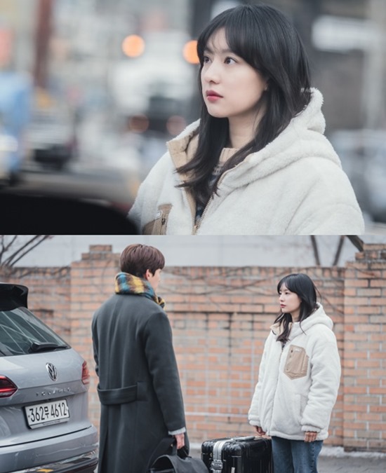 The romance of Love Act of Terrace House Ji Chang-wook and Kim Ji-won has been a decisive change.KakaoTV original drama Love Law of Terrace House released the images of The Slap Park Jae-won and Lee Eun-oh after the thrilling kiss on the 9th.Park Jae-won and Lee Eun-oh, who face each others sincerity, amplifies their curiosity about whether the romance can be ignited again.Terrace Houses Love Act is getting a hot response with the unpredictable romance of Park Jae Won and Lee Eun Oh.At first sight, the two people, attracted to each other, had a sudden farewell after a fiery love in Yangyang.A year later, Park Jae Won and Lee Eun-oh, who played dramatic The Slap in Seoul, got a new phase in their relationship as they learned about each other they had not known.Park Jae-won confirmed the constant love for Lee Eun-oh, not Yoon Sun-ah, even though he faced the real image of Lee Eun-oh.Lee Eun-oh was also shaken by Park Jae-won, who constantly looked at himself.The kiss ending of the two people who burst into the emotions that they had struggled to push up increased their expectations for future development at the same time as they were agitated.In the meantime, the photos show Park Jae-won and Lee Eun-oh, who have changed since the hot kiss, and Park Jae-won appears in front of Lee Eun-oh, who is in emergency repair of the rearview mirror.I feel a strange agitated from the two people I first encountered after the thrilling kiss of last night that confirmed each others hearts.Park Jae-wons sweet eyes, which can not hide his heart toward Lee Eun-oh, cause simkung.The subtle change in the picture also attracts attention. Especially, Park Jae-won is holding a camera bag that has made the memories of the two people and made the relationship reconnected.What does the camera bag mean when it turns around and comes into the owners hand? Lee Eun-ohs lonely appearance left alone after Park Jae-won left here further stimulates curiosity.Whether the two people who have confirmed each others sincerity can start a new love, there is still a focus on unpredictable romance.The production team of Love Law of Terrace House said, The relationship between Park Jae-won and Lee Eun-oh, who face each others sincerity in the 15th public on the 9th, changes.Lets see if the two people who have begun to understand the other person in their own way can continue Love. Please look forward to the direction of romance that can not be predicted. On the other hand, Love Law of Terrace House was produced by writing and drawings that planned and produced Misty and Romance is a separate book appendix.The 15th will be released on KakaoTV at 5 pm on the 9thPhoto: KakaoM