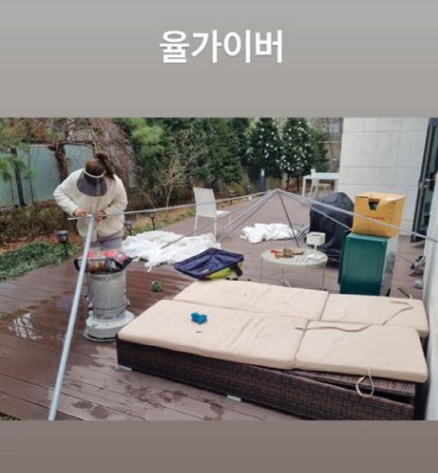 Singer and Actor Sung Yu-ri has revealed her routine.Sung Yu-ri posted a picture on his 10th day with his article Suddenly stick in and start disassembling through his instagram story.In the public photos, there was a picture of Sung Yu-ri disassembling the shade in Terrace.Sung Yu-ri, who transformed into Yul Gaver, is in a fever with a sun cap.After disassembling the parasol, Sung Yu-ri conveyed his heartfelt feeling of burning white. The daily life of Sung Yu-ri, a cosmetic CEO who is also enthusiastic on the day off, stands out.Meanwhile, Actor Sung Yu-ri marriages with professional golfer Ahn Sung-hyun in 2017; Sung Yu-ri recently announced the recent transformation with cosmetics CEO.
