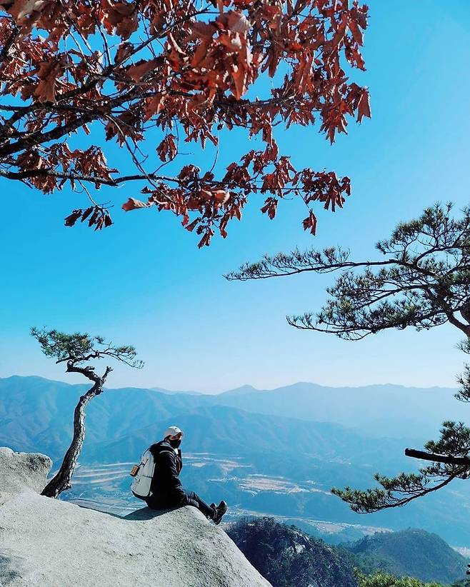 Actor Lee Si-young shares healthy routineOn February 10, Lee Si-young posted several photos on his instagram with an article entitled # I went to Wolak Mountain in Unak Mountain and went to Minshi again a year ago.                                              In the post, Actors troubles were commented on, My sister ... Unak Mountain, which was just a mountain for me, is so beautiful in winter.Lee Si-young in the photo showed off his health by revealing his climbing appearance. Lee Si-young climbed the top of the mountain and made beautiful nature as a background for photography.Lee Si-young collects his attention by showing off his extraordinary proportions even though he covers his face with a hat and mask.Meanwhile, Lee Si-young starred in the Netflix original series Sweet Home as Seo Kyung.Sweet Home is a bizarre and shocking story that a reclusive lonely high school student, Hyun-soo, experiences in an apartment where he lost his family and moved.He appeared on MBC entertainment Point of omniscient meddling broadcast on January 9, and he attracted attention by revealing his daily life of national representative level day.Lee Si-young stars on KBS Joy Selub Beauty 3