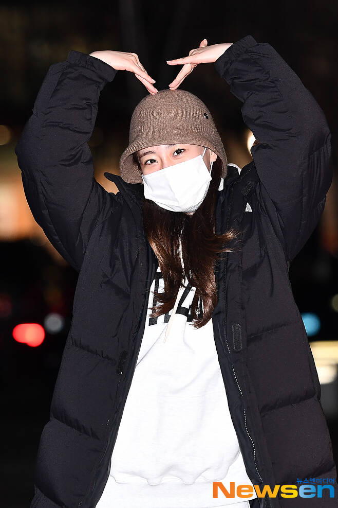 Singer Heo Young-ji is entering the SBS Power FM Park So Hyuns Love Game radio schedule held at SBS Mok-dong, Yangcheon-gu, Seoul on the afternoon of February 10th.