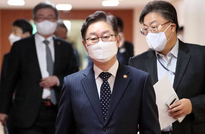 박범계 법무부 장관이 9일 정부서울청사에서 열린 국무회의에 참석하고 있다. 박종민 기자