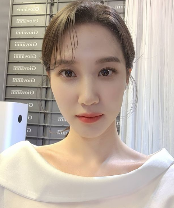 Actor Park Eun-bin greeted New Years Day with a warm greeting.Park Eun-bin posted a picture on his instagram on the 10th with an article entitled Please send me healthy and safe during the New Year holidays.The photo shows Park Eun-bin wearing a white blouse with a neckline. Park Eun-bin, wearing orange lipstick, shows off her elegant and sophisticated flower Beautiful looks.With deer-like eyes, he looks good and strong.The netizens responded that Eun Bin Actor is healthy and blessed as a year, My sister is so beautiful, and I am an angel of Eun Bin.On the other hand, Park Eun Bin won the Best Actress Award in the Mini Series Fantasy Romance category for 2020 Acting by brilliantly digesting Chae Song-a, who dreams of violinist of SBS Drama Like Brahms last October.Photo Park Eun-bin SNS