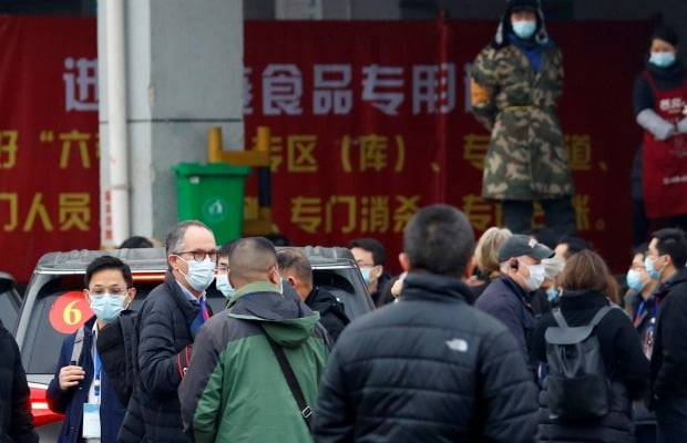 중국 우한의 화난 수산시장을 방문한 WHO 조사팀/사진=REUTERS