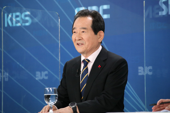 Prime Minister Chung Sye-kyun speaks during a televised debate on Thursday. [YONHAP]