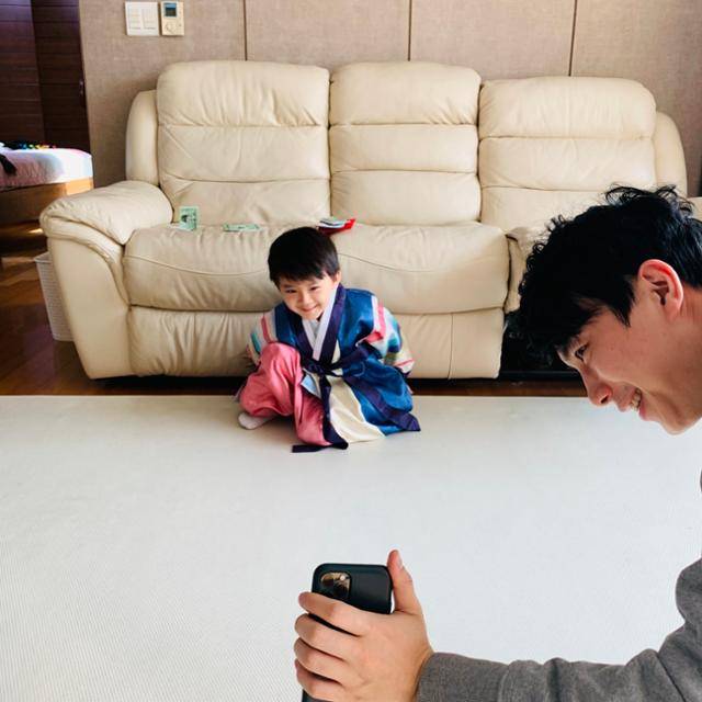 성하윤군이 휴대폰 너머의 조부모님께 절을 올리고 있다. 성건씨 제공