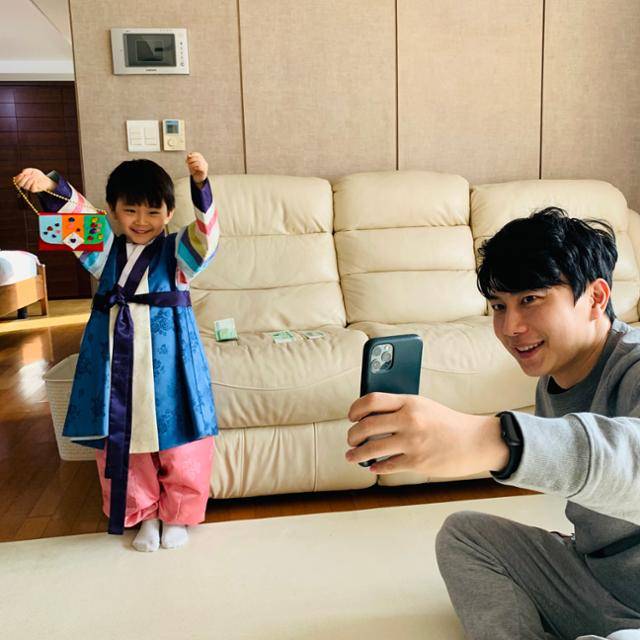 성하윤군이 휴대폰 너머의 조부모님께 복주머니를 들어보이고 있다. 성건씨 제공