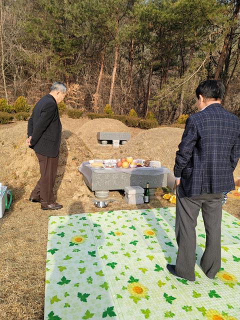 12일 시간차 성묘를 지내고 있는 1조 사진. 박모씨 제공