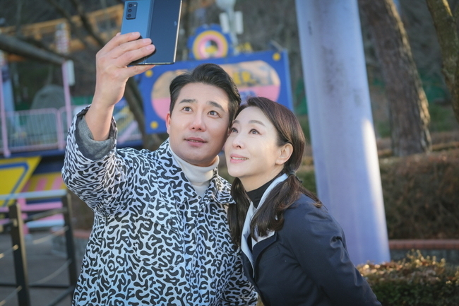 Marriage Lyric Divorce Lee Tae-gon Kim bo-yeon enjoys Cosplay DateTV CHOSUN weekend mini-series The Divorce of Marriage Writers (Phoebe, Lim Sung-han)/director Yoo Jung-joon, Lee Seung-hoon/Producer Jidam Media, Green Snake Media/hereinafter, The Joining Song) is a story about unimaginable misfortune to three charming heroines in their 30s, 40s and 50s, and a couple looking for a true love Its a Drama that deals with the dissonance of the people.In the last five episodes, Kim Dong-mi (kim bo-yeon), who plays a thin act only in front of Shin Yu-shin, and Shin Yu-mi, who is not busy taking such a Kim Dong-mi, were questioned after Shin Ki-rim (Noh Joo-hyun), the father of Lee Tae-gon, suddenly died.Especially when I was alone with Kim Dong-mi, I grabbed my hand affectionately and called my sister Faiths behavior gave me extreme danger.Lee Tae-gon and Kim bo-yeon are caught in the scene of the double life of the New West, where Lee Hyo-chun is seen at the Date scene in Marineland.In the play, Mo Seo-hyang (Lee Hyo-chun), who came to Marineland with her granddaughter, witnesses Shin Yu-shin and Kim Dong-mis strange two-shot.Kim Dong-mi, who shows off her girlhood with her old school uniform and sheeps hair, who changes into a training suit and emits pleasant energy, enjoys a friendly date by walking through Marineland.However, after seeing the surprise of Hwang Jin-yi, the Moseo-hyang, who was surprised by Shin Yu-shin and Kim Dong-mi,Moseo, who was surprised by the other appearance of his son-in-law, is wondering whether he will inform his daughter Safi Young, and whether the perfect 40-year-old couple will face another phase.Lee Tae-gon and Kim bo-yeons Marineland Strange Two-shot Tub scene was filmed last December.Lee Tae-gon, Kim bo-yeon, and Lee Hyo-chun, who visited Marineland for a long time, showed their excitement.After turning into a cosplay costume, he laughed as if he had returned to his concentric mind and praised each other.However, when I entered the filming, I quickly became a mother-in-law who was shocked by the hat and the shocked mother-in-law, and received a warm response from the staff with the acting that overwhelmed the crowd.