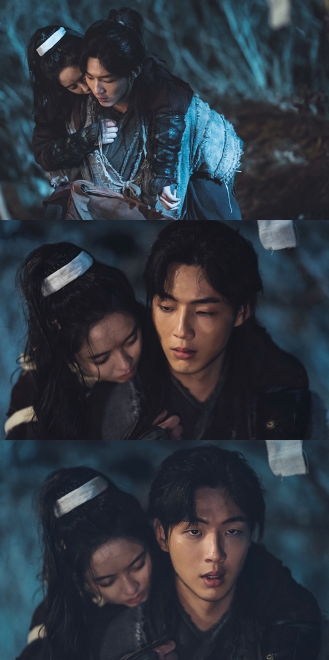 Kim So-hyun, who was uploaded to JiSoo in the Moon Ringing River, was captured.KBS2s new monthly drama The Moon Rising River (playplayplayed by Han Ji-hoon and director Yoon Sang-ho) will be broadcast for the first time at 9:30 pm on the 15th.The River on the Moon is a fusion historical drama romance that depicts the princess Pyeong-gang (Kim So-hyun), who was the whole of Goguryeos life, and the unfailing love of General Ondal (JiSoo), who made love history.In the meantime, the Moon floating river still cut, which was unveiled on December 12, stimulates curiosity by capturing the figure of Pyeong-gang on the on moon.Pyeong-gang was born as Princess Goguryeo, but is a person who lives as a Battle of Salsu.The Battle of Salsu group is strong enough to be considered as one of the first in my cell.The teaser video and trailer that were released earlier showed the colorful action of the bargain, so I could get a glimpse of his strength in advance.But Pyeong-gang, in the photo released, is on the floor of Ondal, who has fallen, and his disheveled head and black paint on his face seem to tell him about his suffering.I wonder what happened to such a strong Pyeong-gang that I fell down like this.In addition, the worried expression of Ondal with Pyeong-gang attracts attention.Pyeong-gang, who was hurt by the pacifist Ondal who wants not to hurt everything in the world, feels sorry.Then, in the intensely shining on-moon eyes, his will to save Pyeong-gang is contained, making the hearts of the viewers pound.Battle of Salsu, a pacifist, Pyeong-gang and Ondal, who have lived a completely different life, will write down the epic poem of fate by intertwining with a series of events. At first, it is a coincidence, but please wait for the first broadcast of The River that the Moon is floating I hope so, he said.