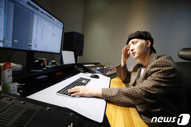 Seoul:) = The Pentagon (PENTAGON) Hui is working on music before an interview with the company at the Cube Entertainment building in SeongSeongdong District, Seoul, ahead of Enlisted.Hui will be admitted to the training camp on the 18th and will serve as a social worker after four weeks of basic military training. 2021.2.13