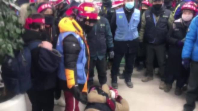 지난해 12월 임금이 체불된 재하청 업체 소속 노동자들이 SK건설 현장 사무실을 점거하고 있다. (사진 제공: 건설노동조합 경기도지부)