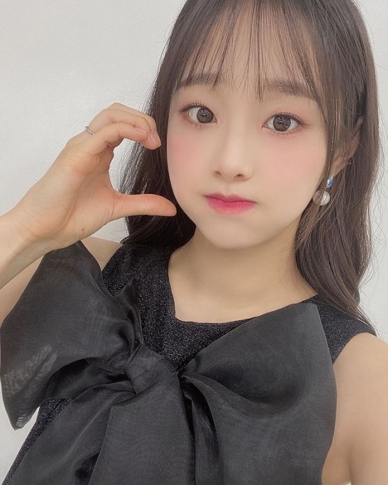 Group Loona Chew has shown a lovely charm.Chu posted a picture on Loonas official Instagram on the 13th, saying, How about a colorful dance ceremony with # Chu in the returned Share Living and Joy?In the photo, Chu is wearing a dress with a large ribbon and making a heart with one hand. The wind-breathed ball adds a cute atmosphere.On the other hand, Chu appeared on MBC entertainment program What do you do when you play? 2021 Share Living and Joy which was broadcast on the afternoon.