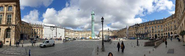 황제의 광장답게 방돔 광장은 외관이 장엄하고 웅장하다. 광장 주변에는 코린트식 기둥으로 마감된 3층 건물들이 연속돼 있어 도로를 사이에 두고 양방향 대칭 구도를 보인다.