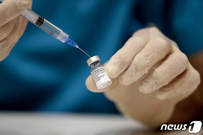 레바논에서 코로나19 백신 접종을 시작한 2021년 2월 14일(현지시간) 베이루트 한 병원에서 화이자 백신 접종을 준비하는 모습. © AFP=뉴스1