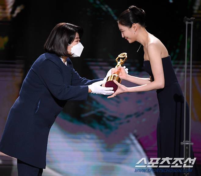 제41회 청룡영화상 시상식이 9일 인천 영종도 파라다이스시티에서 열렸다. 여우조연상을 수상한 이솜이 이정은에게 트로피를 받고 있다. 인천=허상욱 기자 wook@sportschosun.com/2021.02.09/