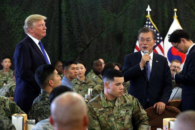 2017년 11월 7일 경기 평택 캠프 험프리스에서 문재인 대통령과 미 트럼프 대통령이 한미 장병 오찬에 앞서 인사말 하고있다. 고영권 기자