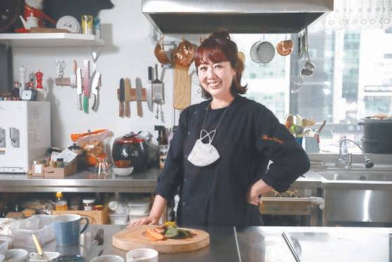 요리연구가 홍신애씨가 최근 떡볶이와 얽힌 파란만장 인생사와 특별한 요리 노하우를 소개한 책 『모두의 떡볶이』를 냈다. 김경빈 기자