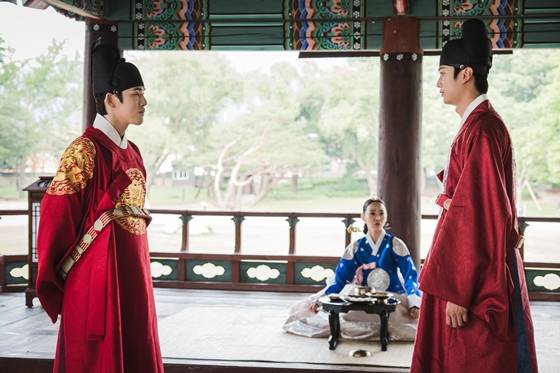tvN 토일드라마 '철인왕후'의 김정현, 신혜선과 함께 촬영한 나인우(사진 오른쪽)/사진=tvN