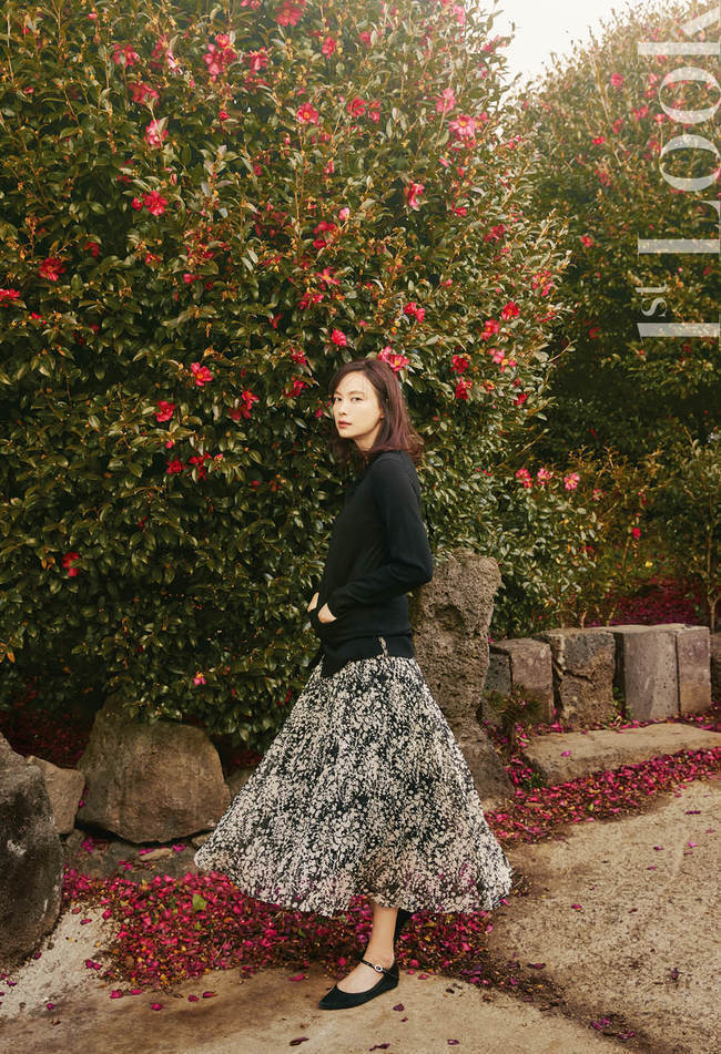 Actor Lee Na-young has unveiled a mysterious pictorial reminiscent of Springs Rytei.Lee Na-young recently announced First ImpressionsIn the pictorial spirit, it radiated a brilliantly shining beauty more than ever.Lee Na-young delivered Springs message against the backdrop of the endless stretch of Jeju Islands sky, its bland green forests, its magnificent old woods, its full blooms and warm sunshine.Lee Na-youngs original unadorned beauty and charm doubled in the nature, not the artificial effect or background.The bright appearance and costume like Springs spirit, which came to tell the news of the new season, attracts attention.The more diverse picture of Lee Na-young together is First Impressions, published on the 18th.You can meet him on 213.Lee Na-young marriages with Actor Won Bin in 2015.Recently, he appeared in the movie Beautiful Days and TVN Saturday drama Romance is a separate book appendix and received the love of audiences and viewers.